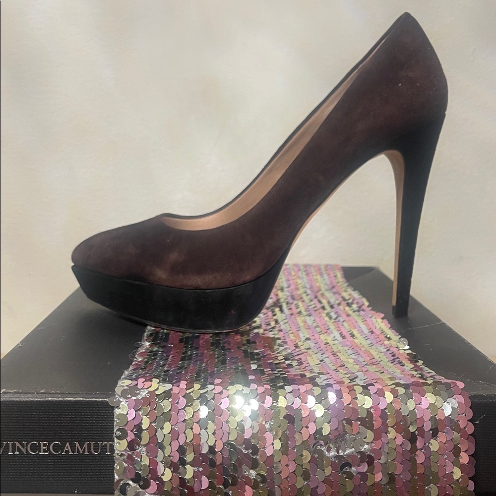 Vince Camuto 5” high heel shoes sz 8 suede. 2 tone black and espresso.